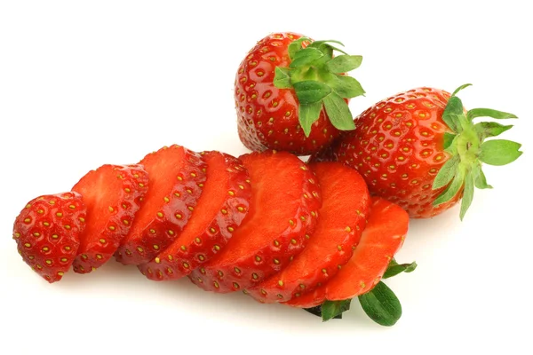 Świeże truskawki i wyciąć jeden — Zdjęcie stockowe
