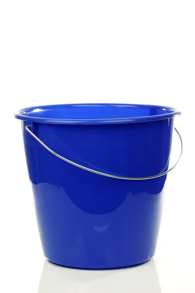 Lege blauwe plastic huishoudelijke emmer — Stockfoto
