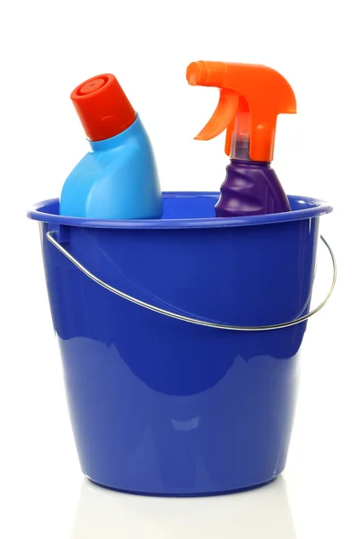 Blauwe plastic huishoudelijke emmer met twee schoonmaak flessen — Stockfoto