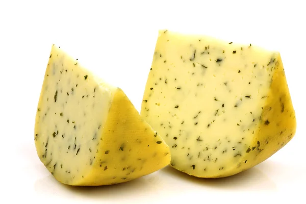 Skär traditionella gouda ost med örter — Stockfoto