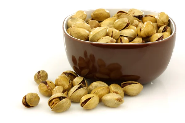 Brown bowl with pistachio nuts — Stock Photo, Image