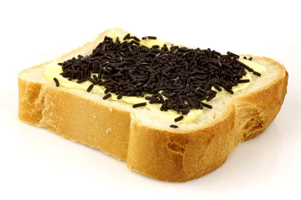 Нарезанный хлеб из цельнозерновой муки с маслом и шоколадной крошкой — стоковое фото