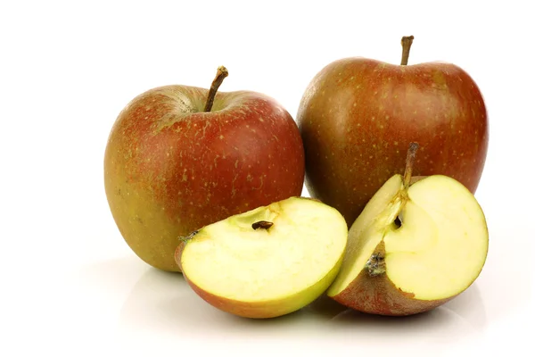 Tradycyjne holenderskie jabłka o nazwie "goudrenet" i niektóre części wykorzystywane do produkcji szarlotka — Zdjęcie stockowe