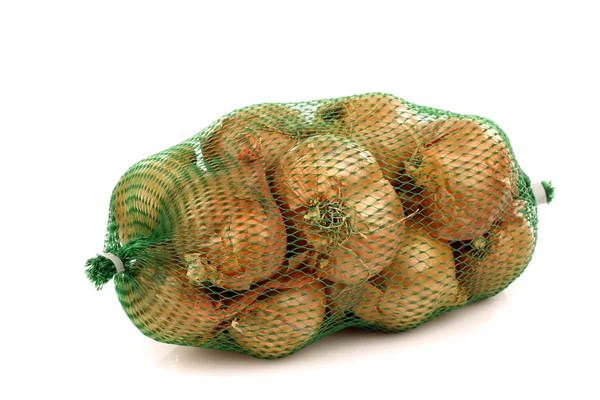 Świeże szalotki w zielony netto z tworzyw sztucznych — Zdjęcie stockowe