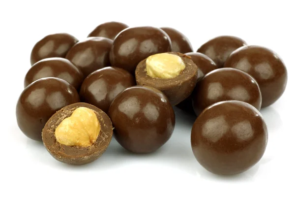 Čokoládové kuličky naplněné lískové oříšky — Stock fotografie