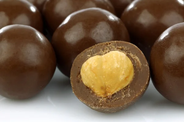 Schokoladenkugeln gefüllt mit Haselnüssen — Stockfoto