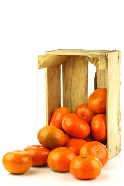 Bouquet de mandarines fraîches dans une boîte en bois — Photo