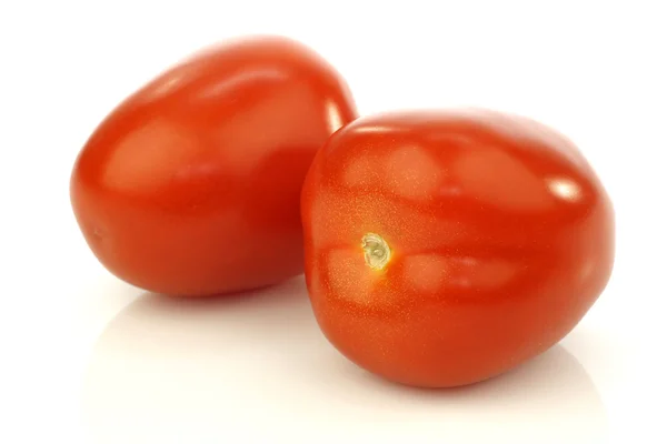 Два свежих и красочных итальянских помидора из сливы — стоковое фото