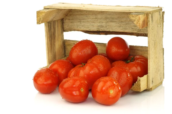 Pęczek świeżego i kolorowe włoski pomidorów śliwki pochodzące z drewnianym pudełku — Zdjęcie stockowe