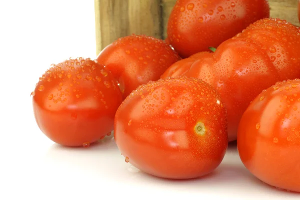 Banda čerstvých a barevné italské švestková rajčata pocházející z dřevěné krabice — Stock fotografie