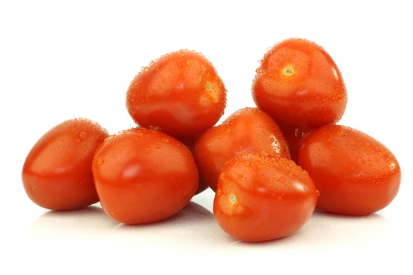 Bunch of fresh and colorful italian plum tomatoes — Stock Photo, Image