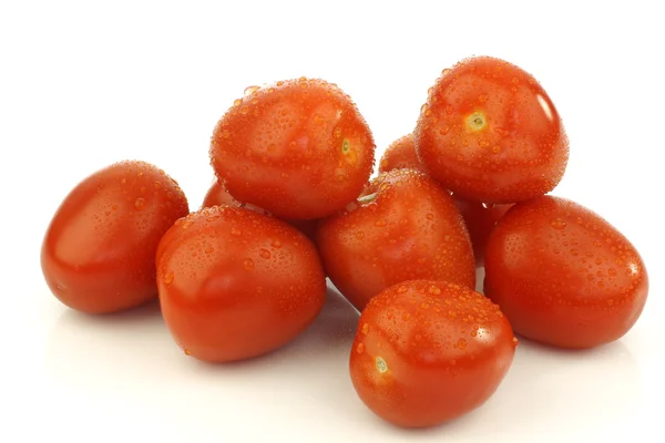 Ramo de tomates de ciruela italianos frescos y coloridos —  Fotos de Stock
