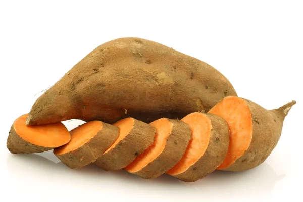 Eine ganze Süßkartoffel und eine geschnittene — Stockfoto