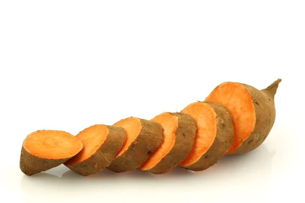 Eine geschnittene Süßkartoffel — Stockfoto