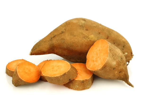 Eine ganze Süßkartoffel und eine geschnittene — Stockfoto