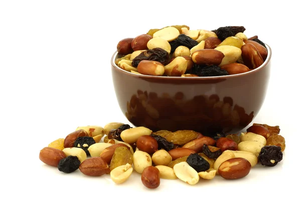 stock image Mixed peanuts and raisins in a brown bowl