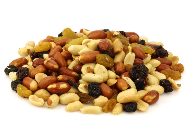 Mixed peanuts and raisins — Stock Photo, Image