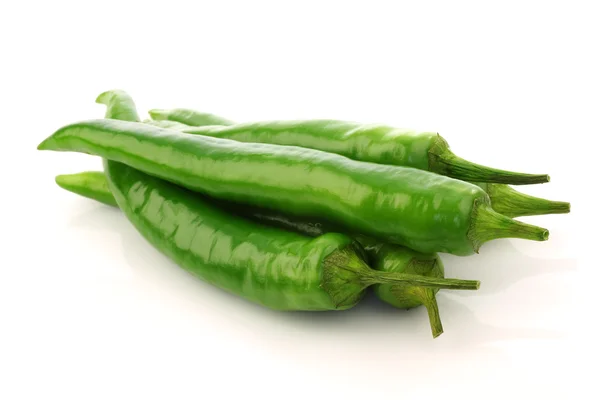 Bos van vers groene chili peppers — Stockfoto