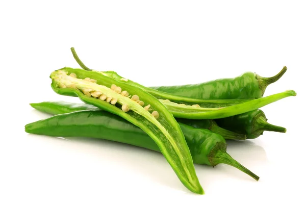 Bando de pimentas verdes frescas e duas metades — Fotografia de Stock