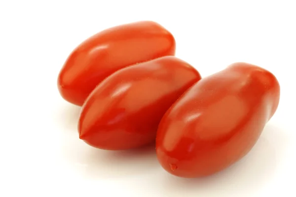 Három friss piros olasz paradicsom — Stock Fotó