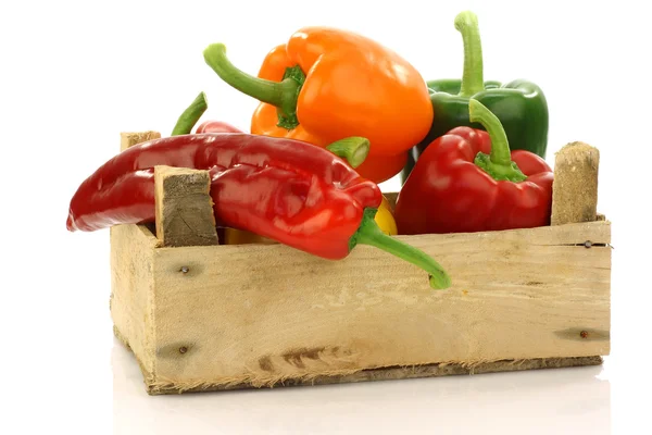 Färgstark blandning av paprika's(capsicum) i en trälåda — Stockfoto