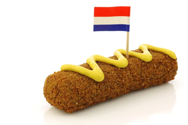 マスタードとオランダの旗のつまようじで"kroket"と呼ばれるオランダのスナック — ストック写真