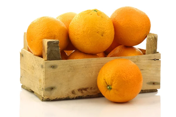 Naranjas frescas en una caja de madera —  Fotos de Stock