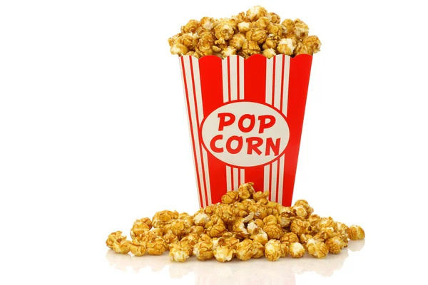 Karamell-Popcorn in einer dekorativen Popcorn-Tasse aus Papier — Stockfoto