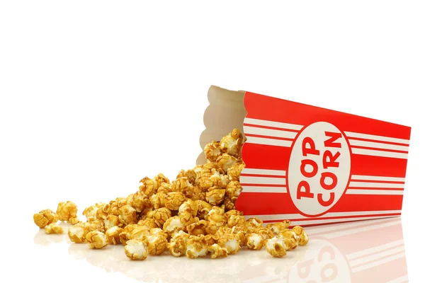 Karamel popcorn in een decoratief papier popcorn kopje — Stockfoto