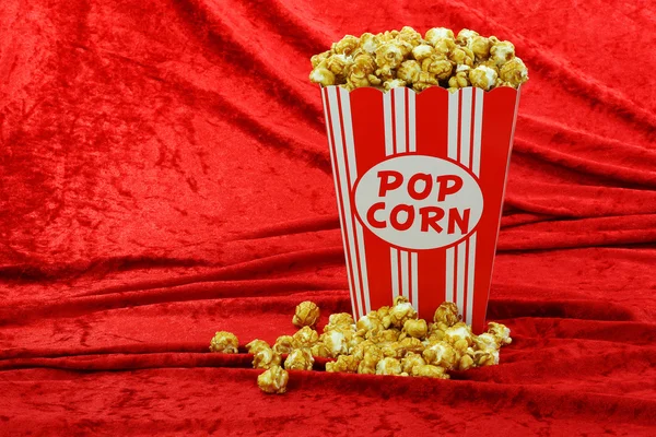 Karamell-Popcorn in einer dekorativen rot-weißen Popcorn-Tasse — Stockfoto