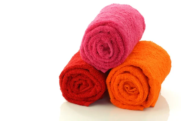 多彩卷起和堆积浴室的毛巾 — 图库照片
