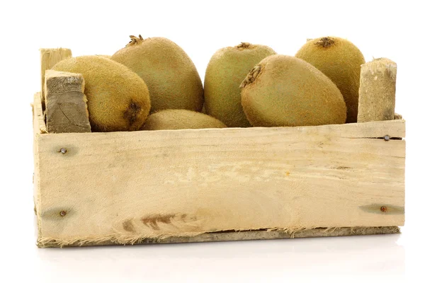 Fruta kiwi mista em uma caixa de madeira — Fotografia de Stock
