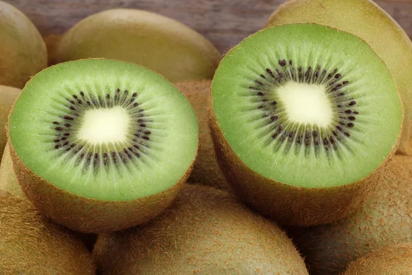 Zelené kiwi ovoce a některé vyhraněné — Stock fotografie