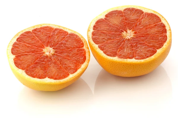 Två färska röda grapefrukt halvor — Stockfoto