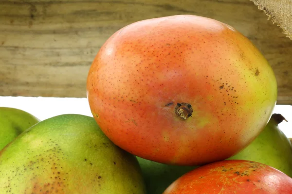 Свежие фрукты манго в деревянной коробке — стоковое фото