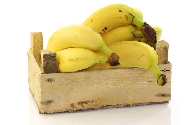 Čerstvých banánů v dřevěné bedně — Stock fotografie