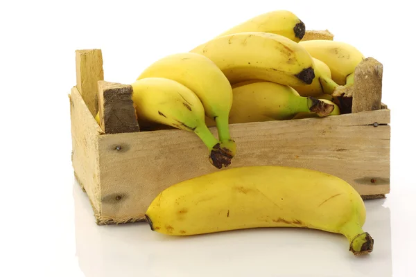Čerstvých banánů v dřevěné bedně — Stock fotografie
