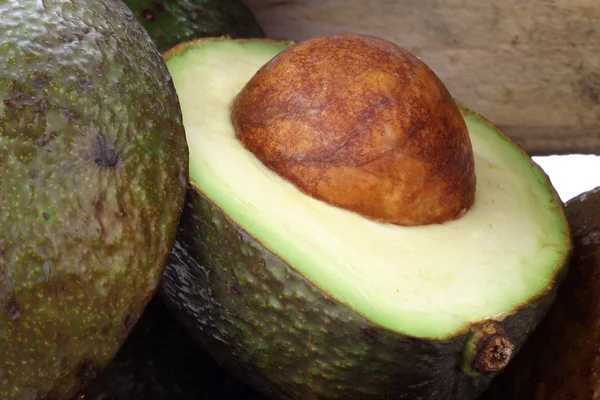 Свежий и спелый авокадо — стоковое фото