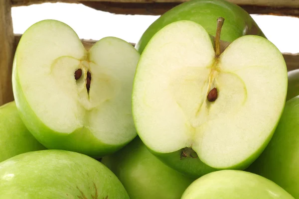 「グラニースミス」リンゴと木製の箱に 1 つカット新鮮な収穫 — ストック写真