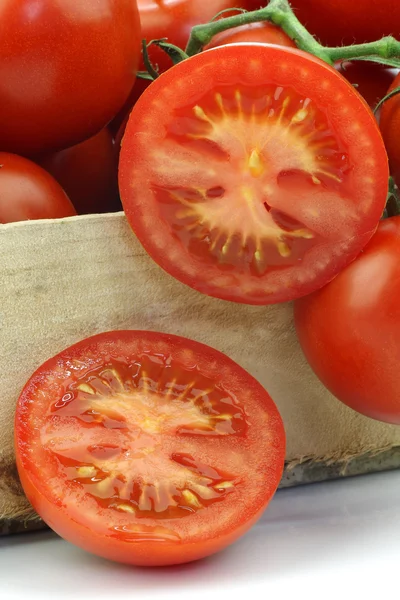 Tahta bir sandık içinde asma üzerinde taze domates — Stok fotoğraf