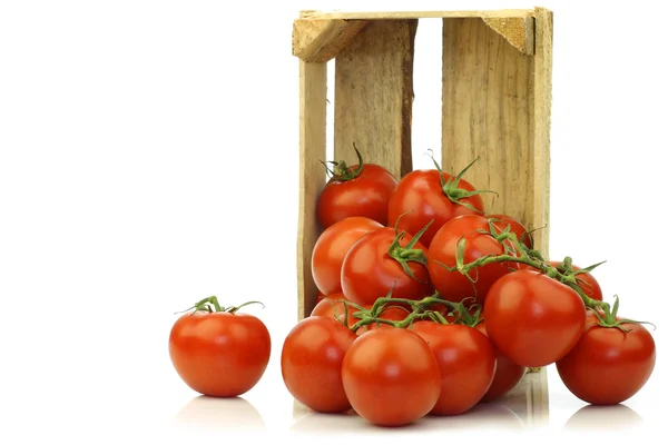 Tomates frescos en la vid en una caja de madera —  Fotos de Stock