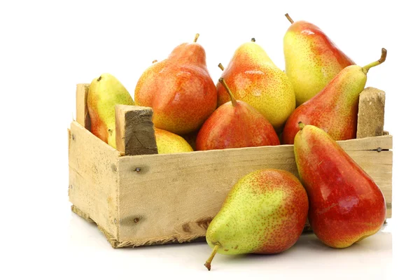 新鲜的、 彩色的"消遣"梨的木箱子里 — 图库照片