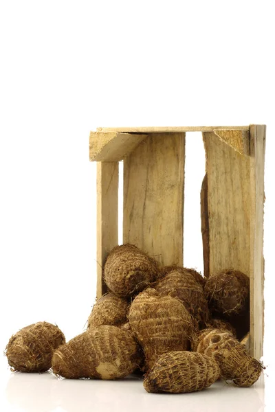 Bos van taro root(colocasia) in een houten krat — Stockfoto