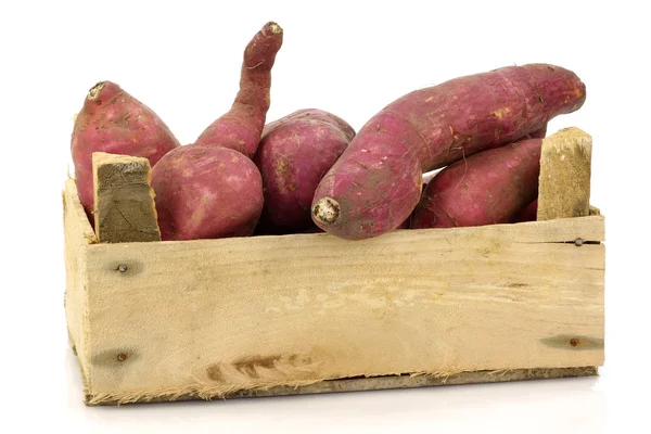 Un mazzo di patate dolci in una cassa di legno — Foto Stock