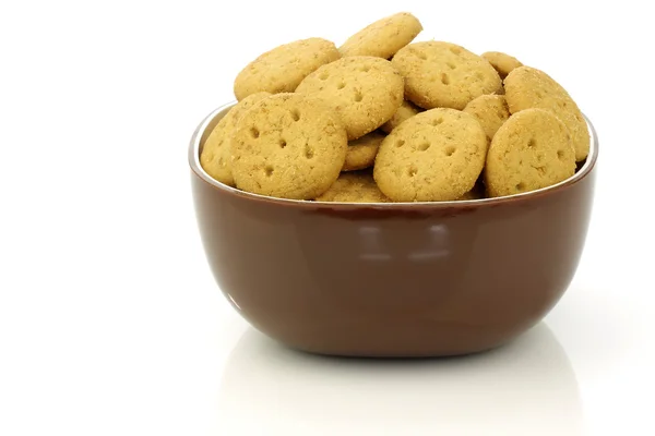 Heerlijke Nederlandse mini koekjes in een bruine kom — Stockfoto
