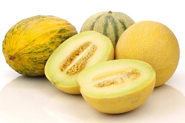 Melones frescos y uno cortado — Foto de Stock