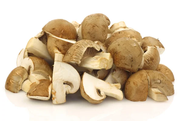 Un mucchio di funghi champignon tagliati — Foto Stock