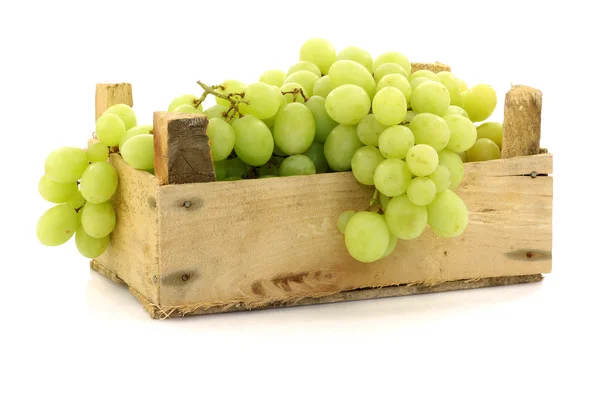 Свежий виноград в деревянной коробке — стоковое фото