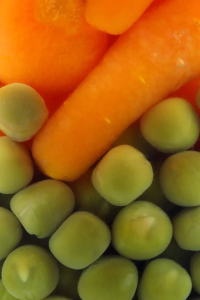 Świeże marchewki i groszku — Zdjęcie stockowe