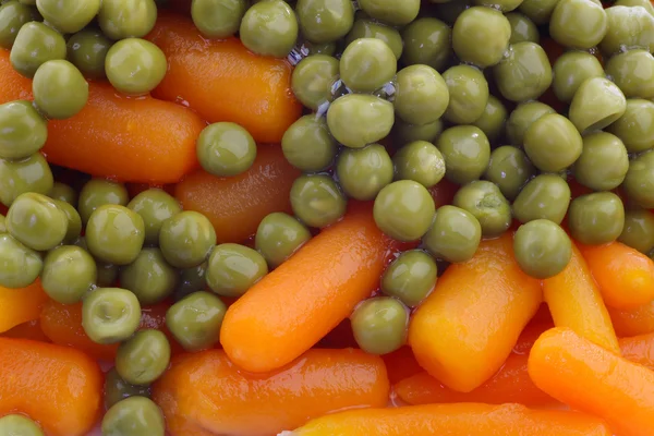 Fresh carrots and green peas — Stock Photo, Image